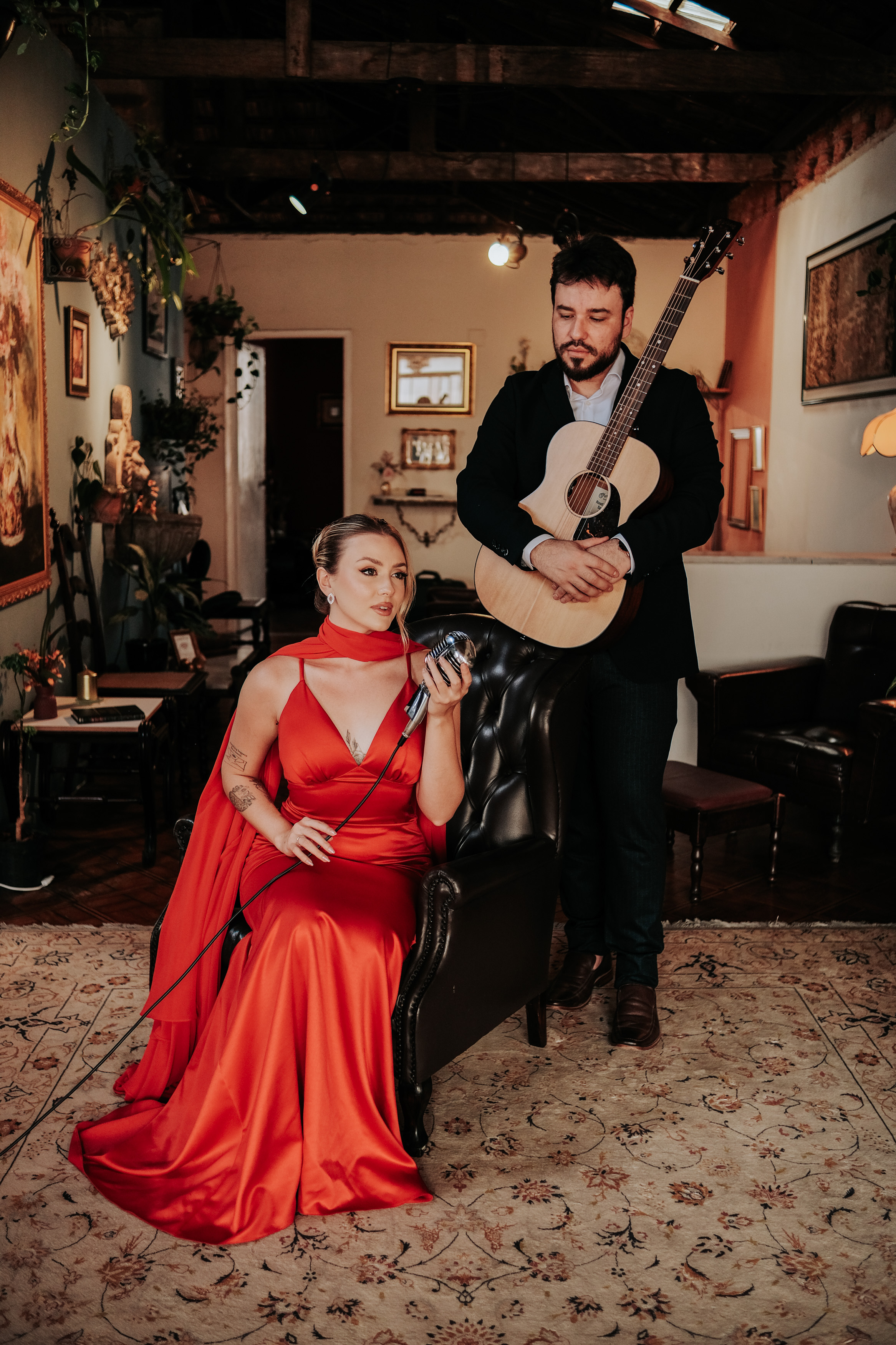 Rebeca e Rafael, do Cadenza Duo, com microfone e violão