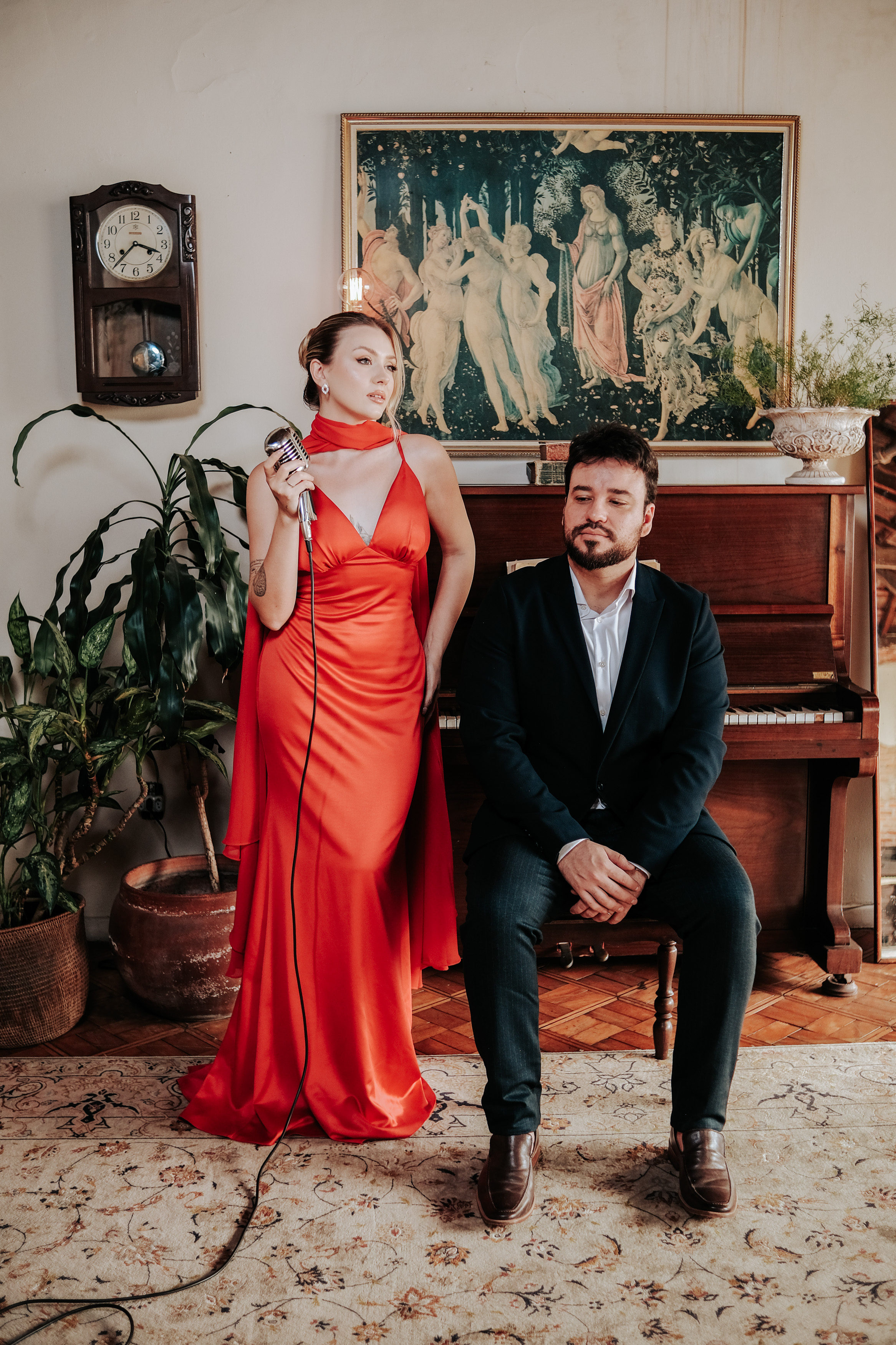 Cadenza Duo em um ambiente com piano